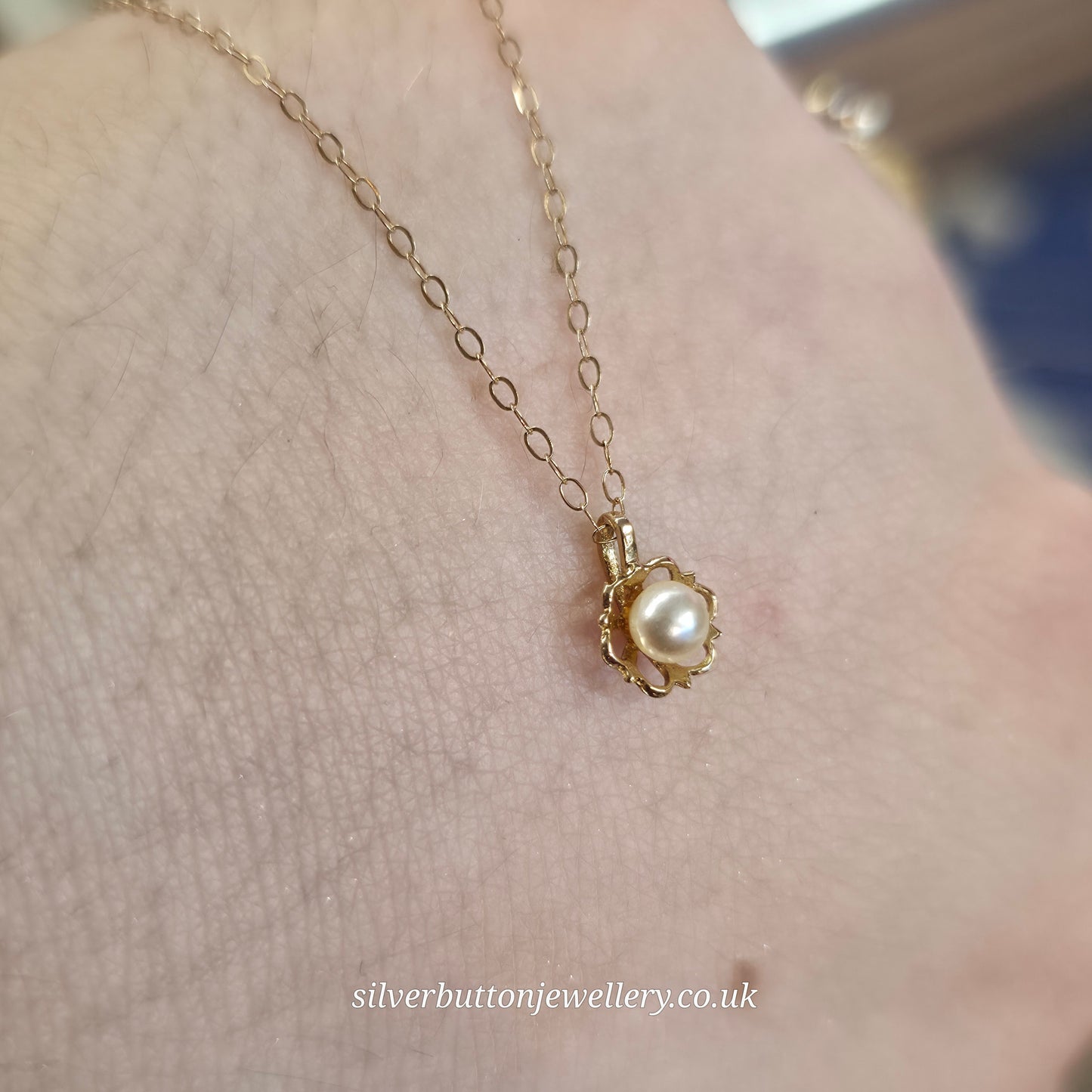 9ct Yellow Gold Small Lightweight Flower Pearl Pendant And Chain Necklace