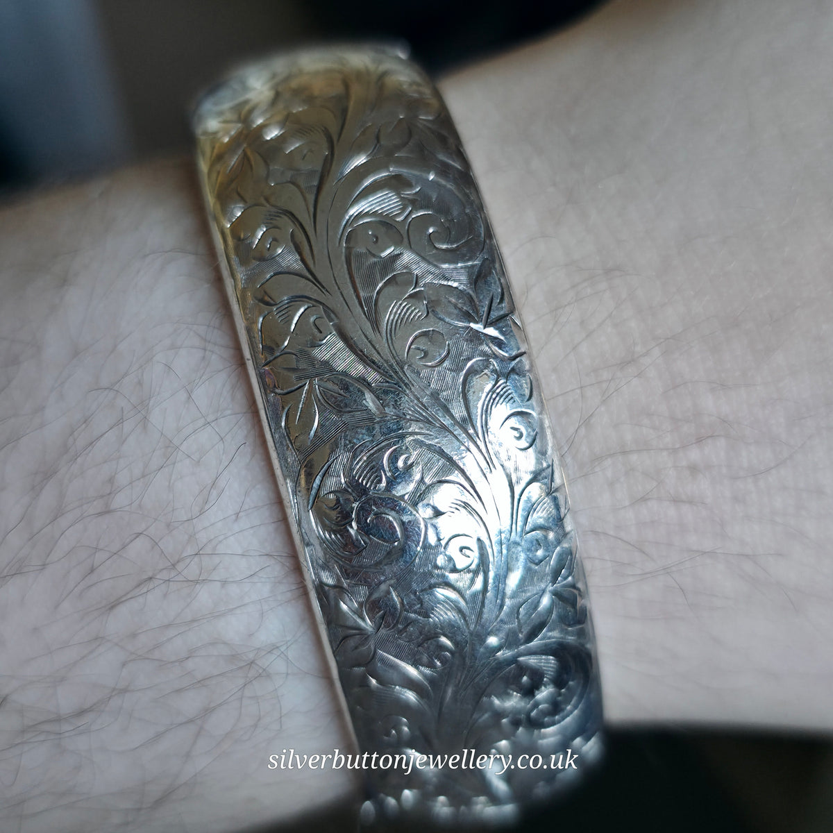 Sterling Silver Vintage 1940s Foliate Scrollwork Engraved Hinged Bangle