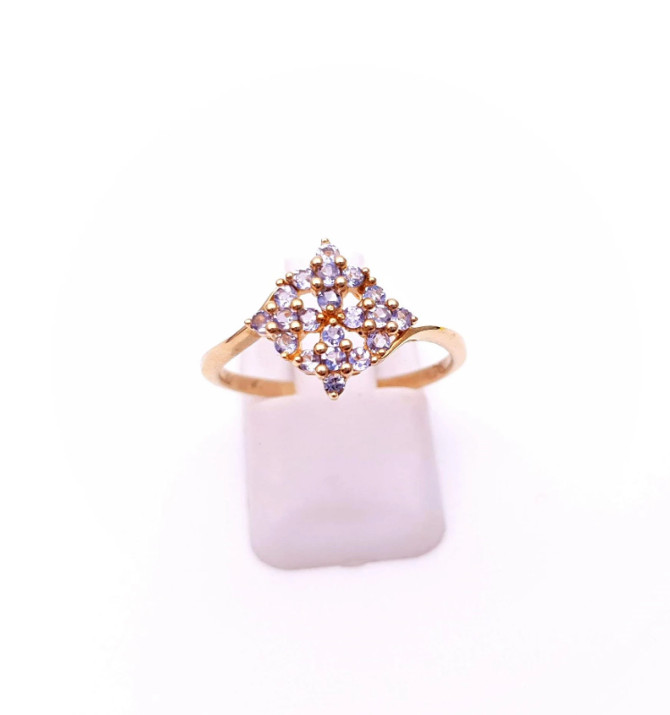 9ct yellow gold lilac stone Diamond shaped Ring