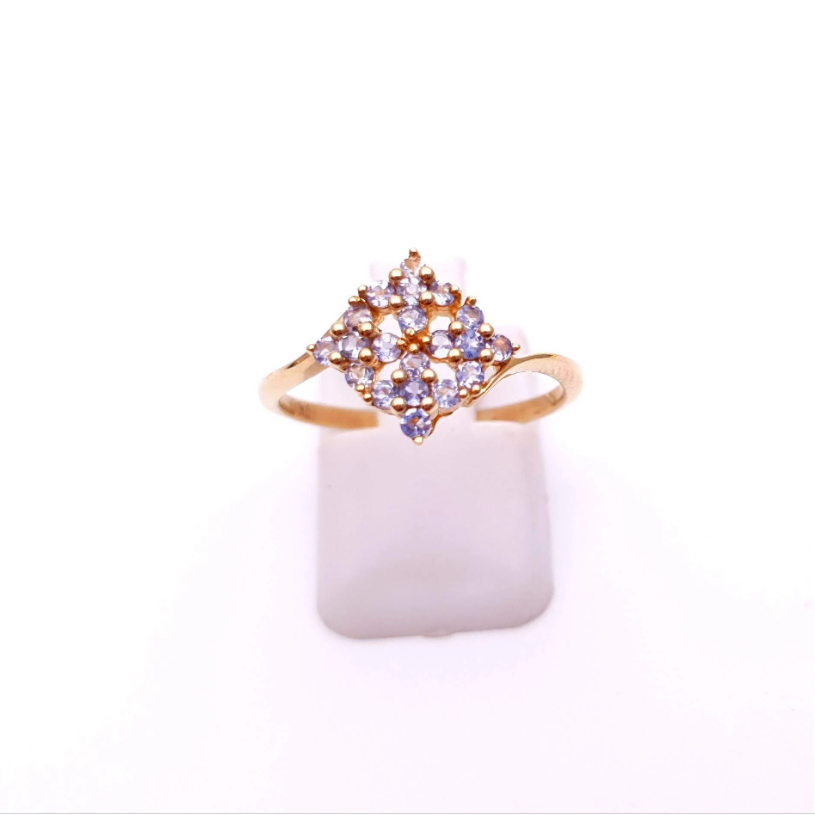 9ct yellow gold lilac stone Diamond shaped Ring