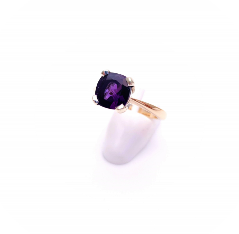 9ct yellow gold cushion cut amethyst solitaire ring