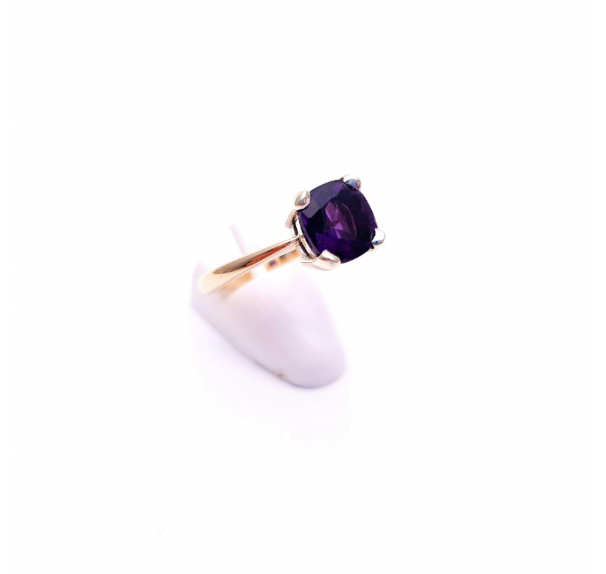 9ct yellow gold cushion cut amethyst solitaire ring