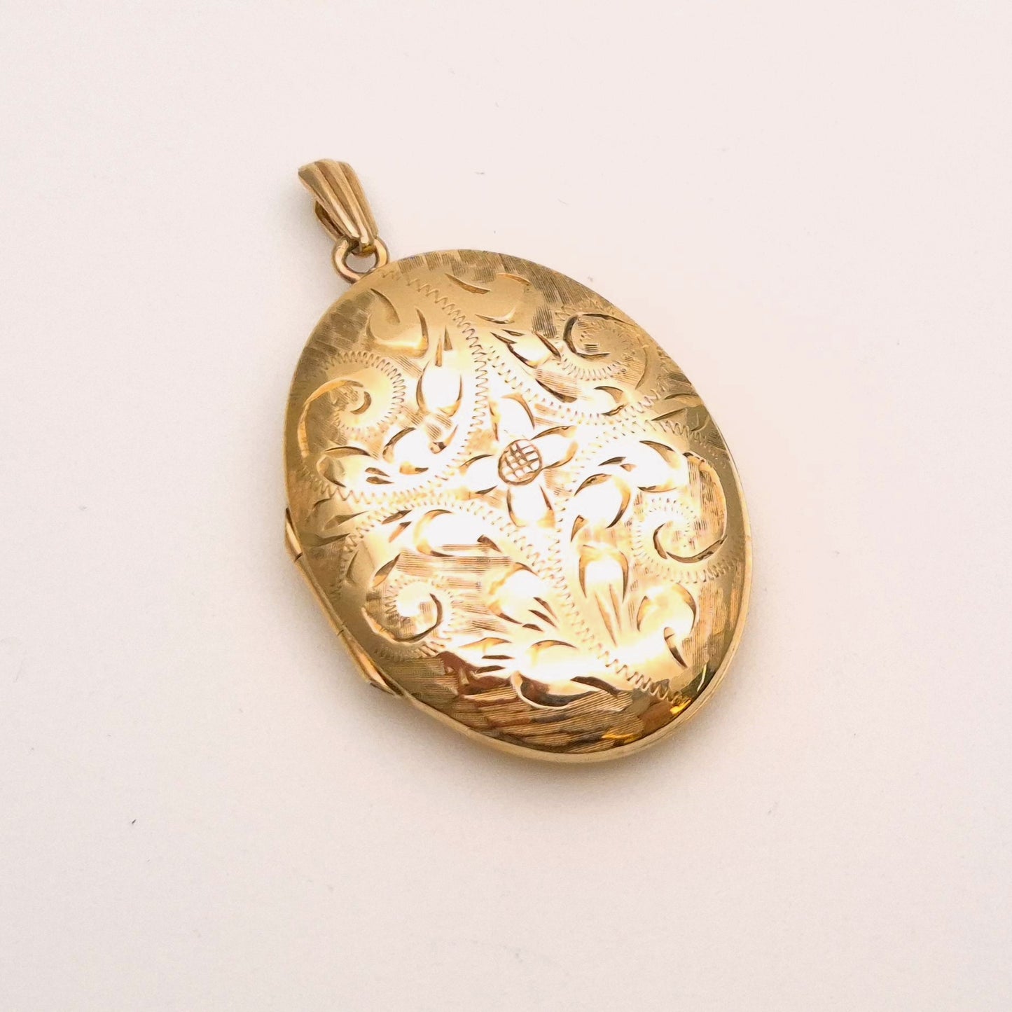 9ct Yellow Gold traditional engraved Oval Locket