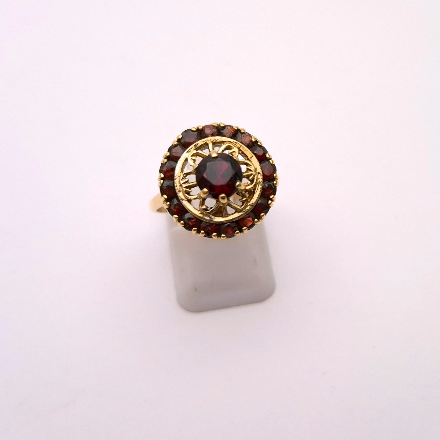9ct Yellow Gold Vintage Garnet Target Ring