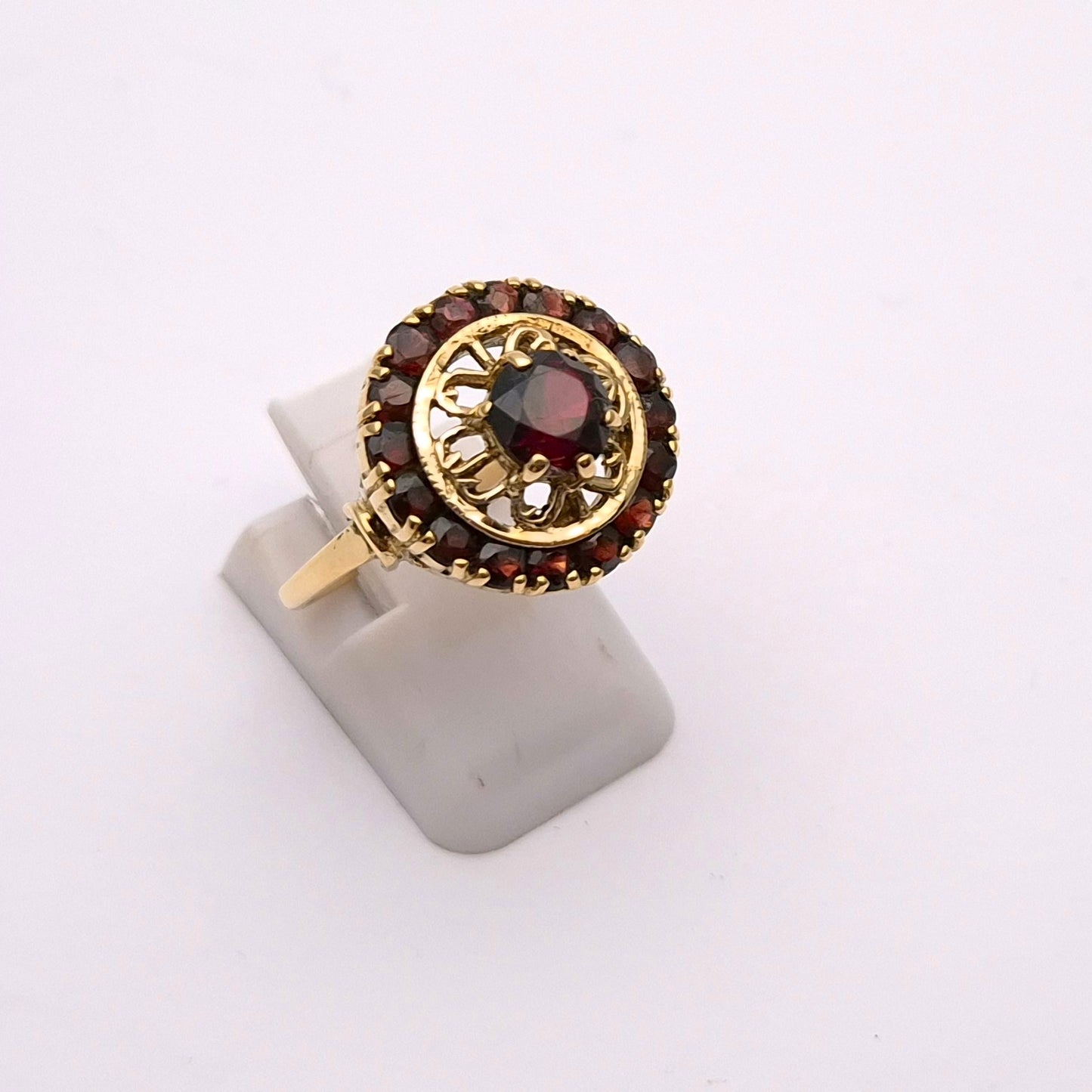 9ct Yellow Gold Vintage Garnet Target Ring