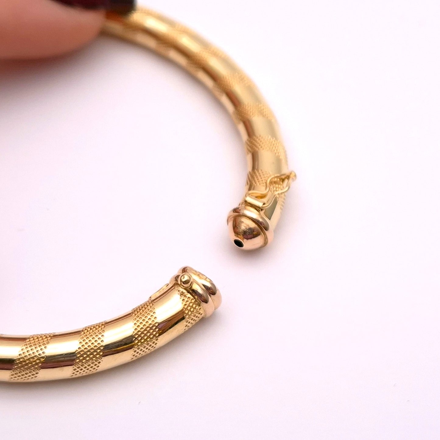 9ct Yellow Gold Textured Stripe Spring Hinged bangle