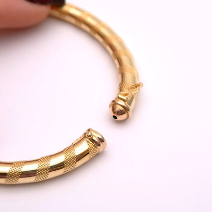 9ct Yellow Gold Textured Stripe Spring Hinged bangle