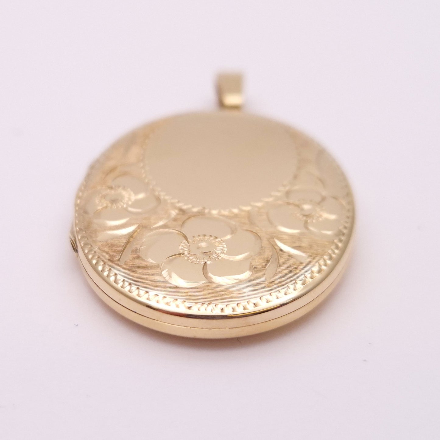 9ct Yellow Gold Vintage Floral Patterned oval locket