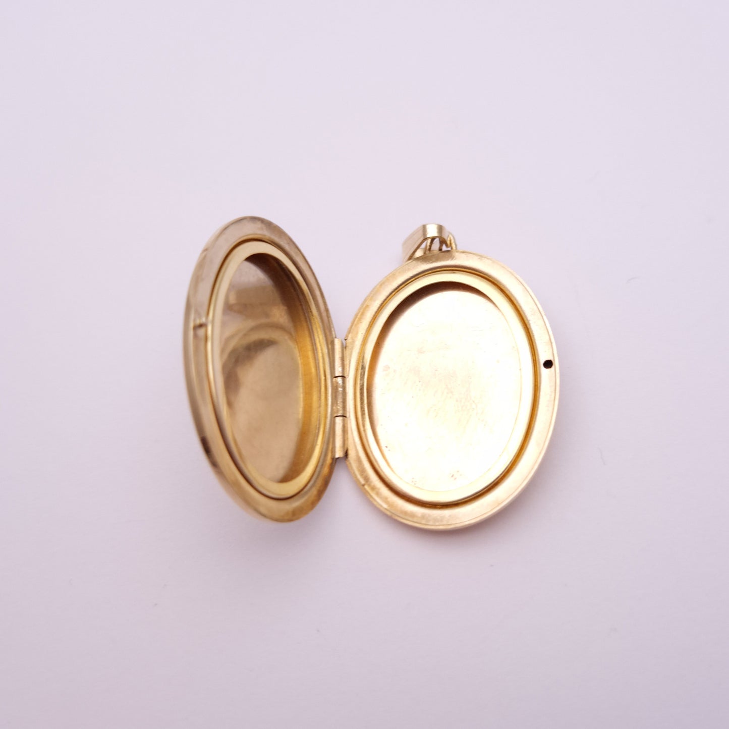 9ct Yellow Gold Vintage Floral Patterned oval locket