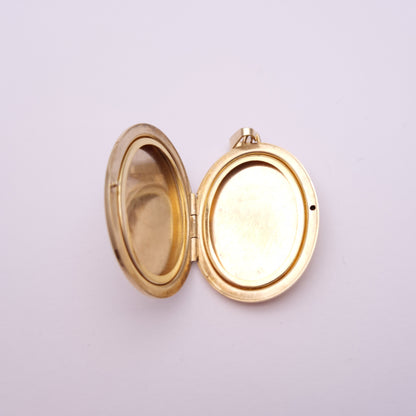 9ct Yellow Gold Vintage Floral Patterned oval locket