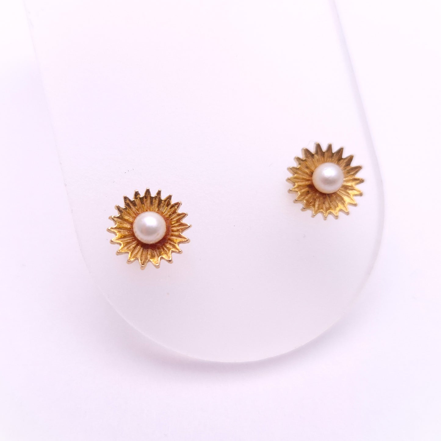 9ct Yellow Gold Pearl Centred Starburst / Flower Stud Earrings
