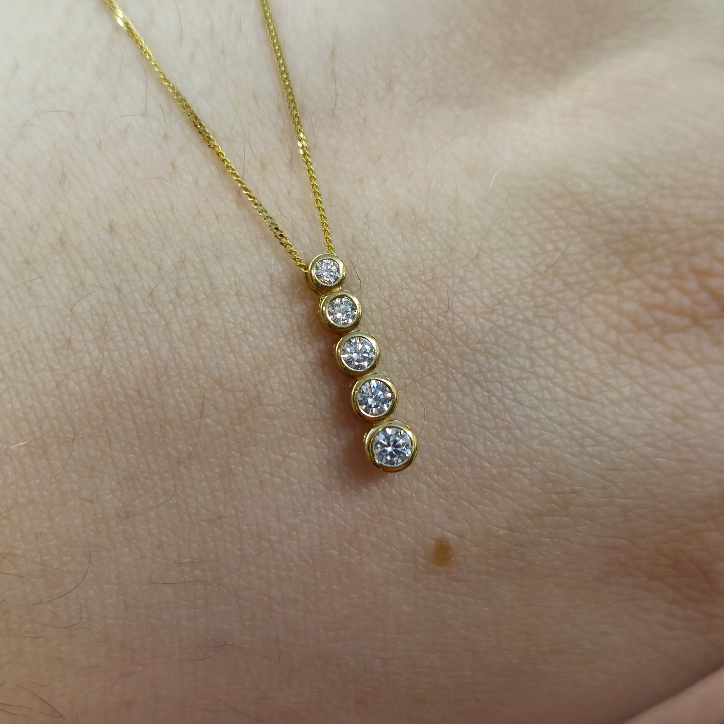 9ct Yellow Gold Graduated Cubic Zirconia CZ pendant Necklace