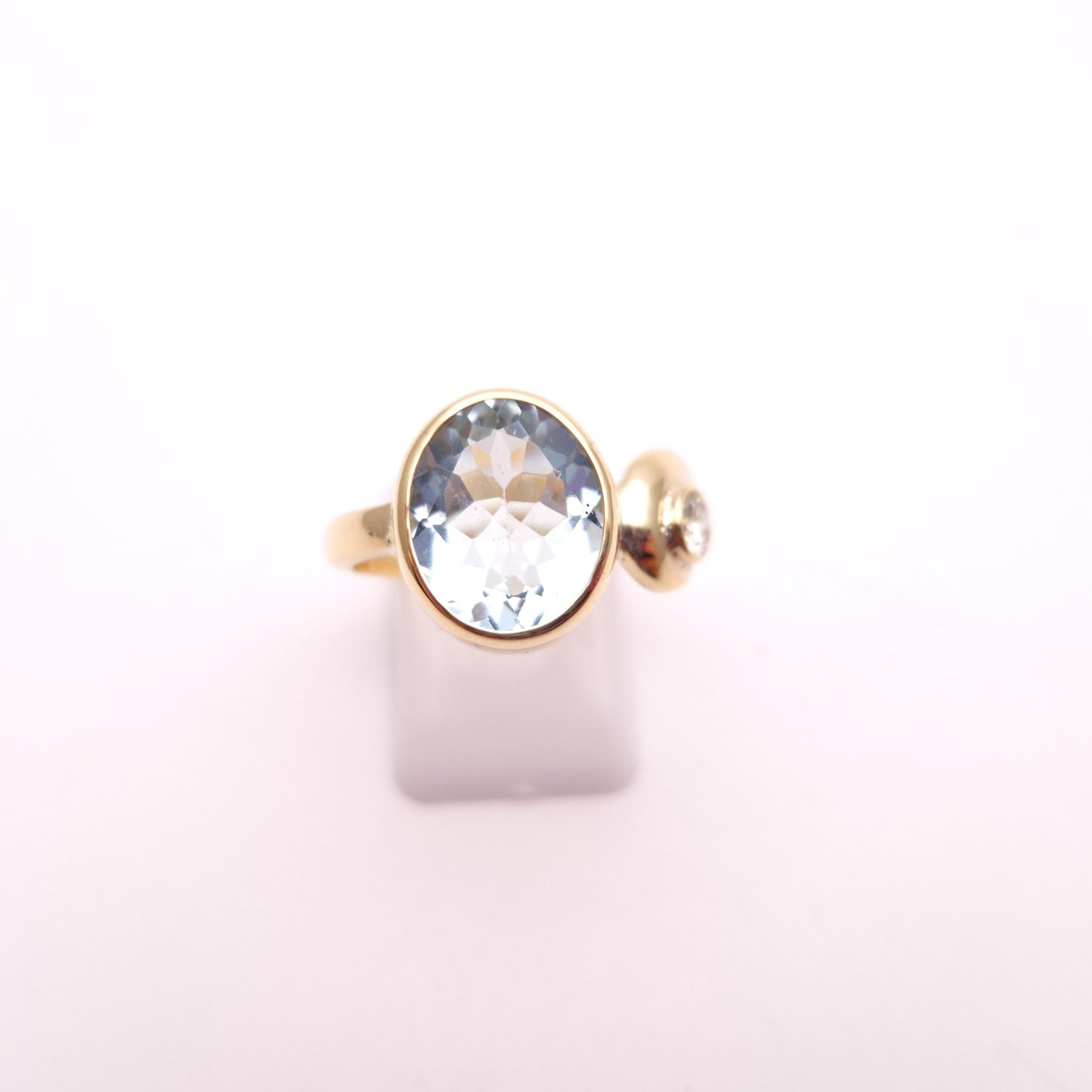 9ct Yellow Gold 4.0ct Aquamarine and 0.25ct Diamond Ring