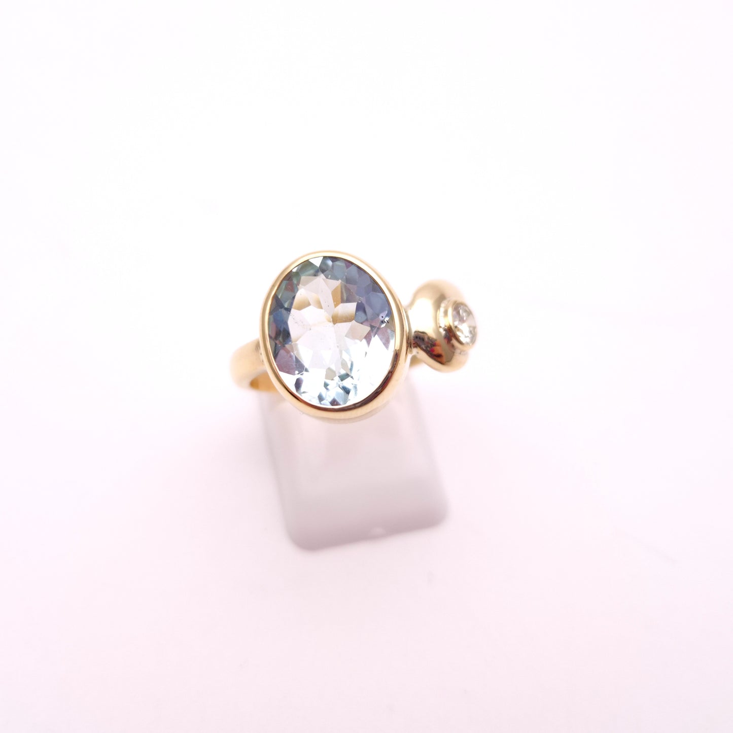 9ct Yellow Gold 4.0ct Aquamarine and 0.25ct Diamond Ring
