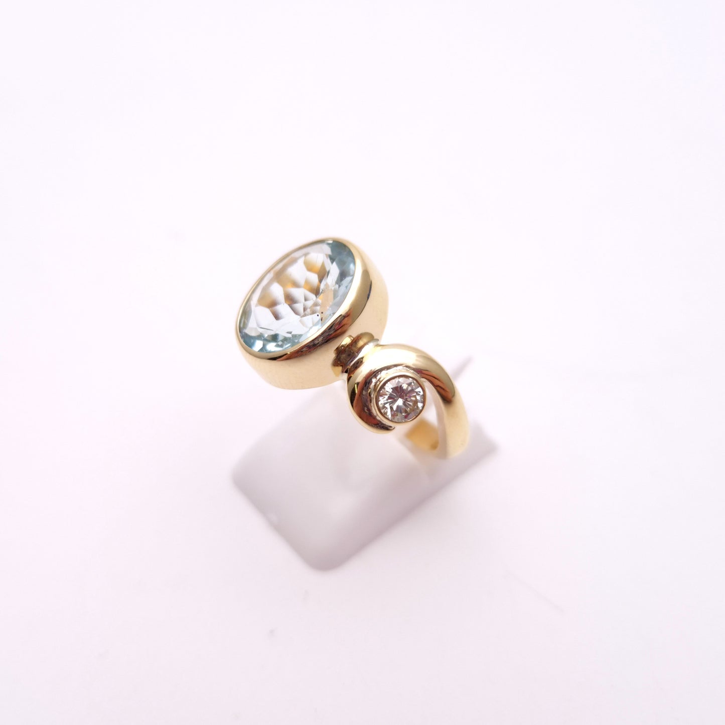 9ct Yellow Gold 4.0ct Aquamarine and 0.25ct Diamond Ring