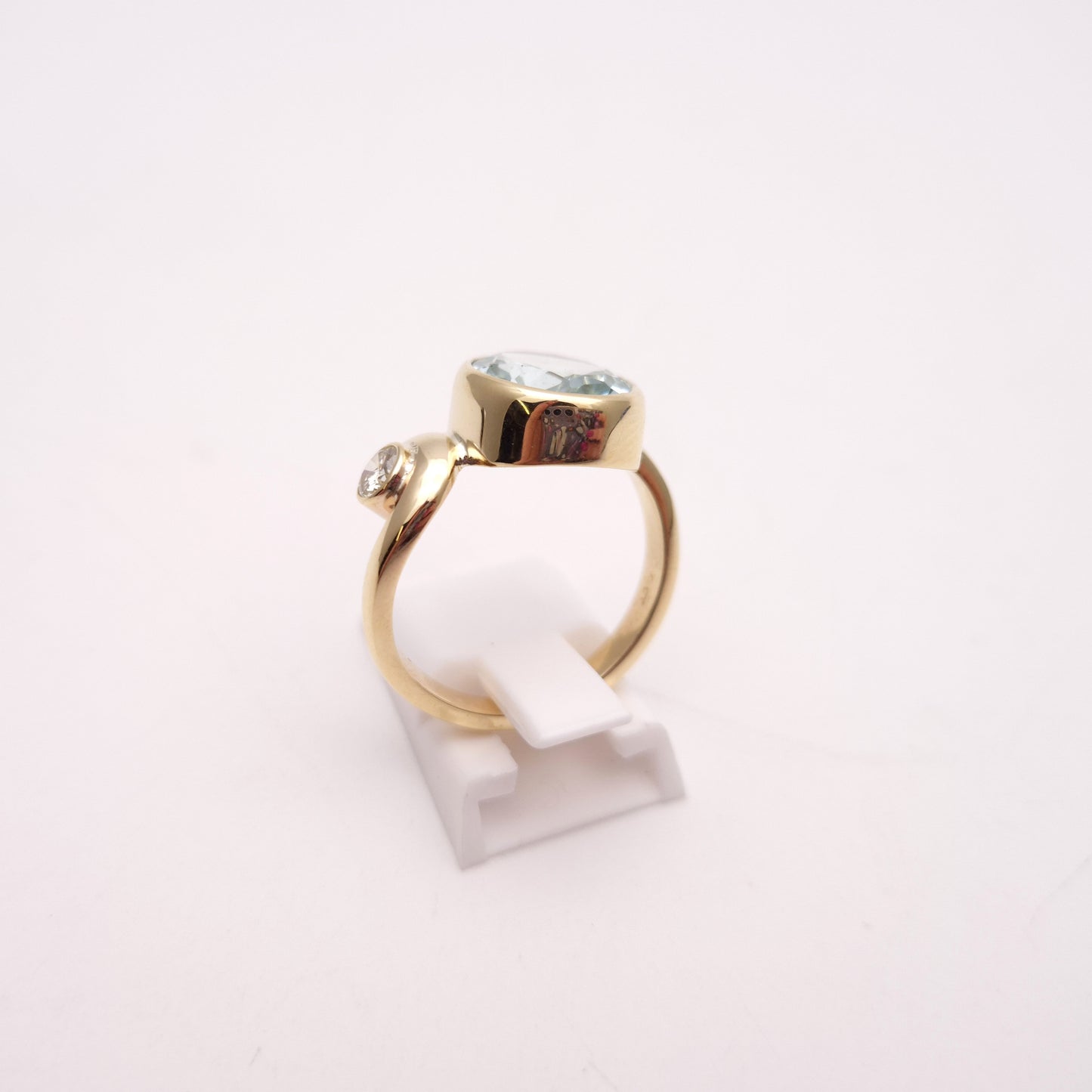 9ct Yellow Gold 4.0ct Aquamarine and 0.25ct Diamond Ring