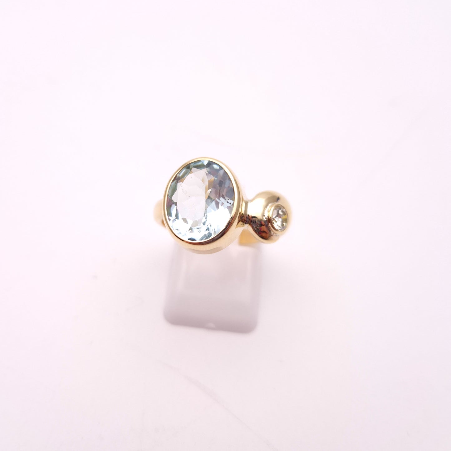 9ct Yellow Gold 4.0ct Aquamarine and 0.25ct Diamond Ring