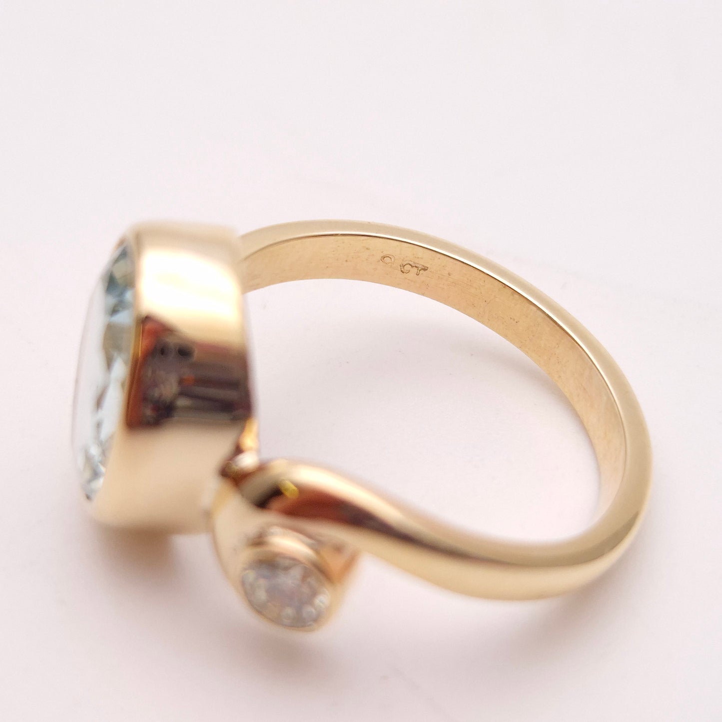 9ct Yellow Gold 4.0ct Aquamarine and 0.25ct Diamond Ring