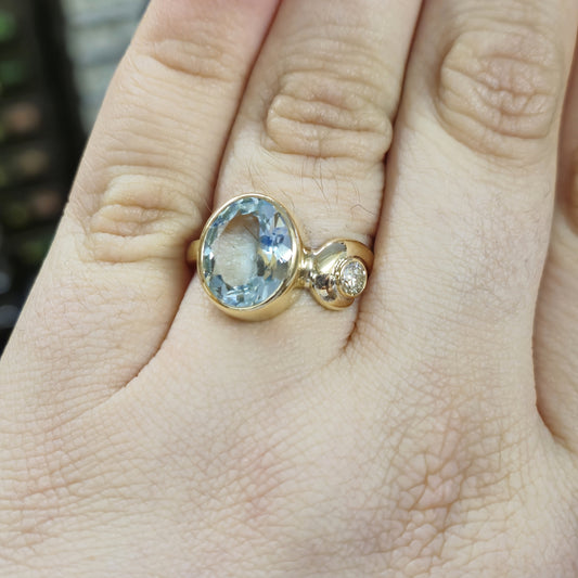 9ct Yellow Gold 4.0ct Aquamarine and 0.25ct Diamond Ring