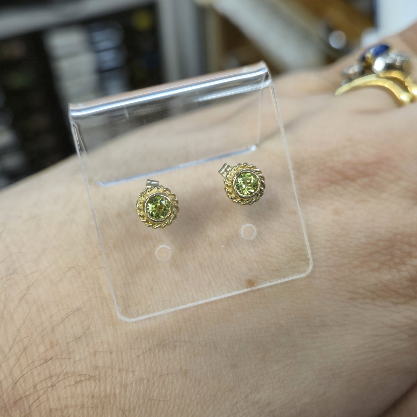 9ct Yellow Gold Traditional Peridot Solitaire Braided Border Stud Earrings