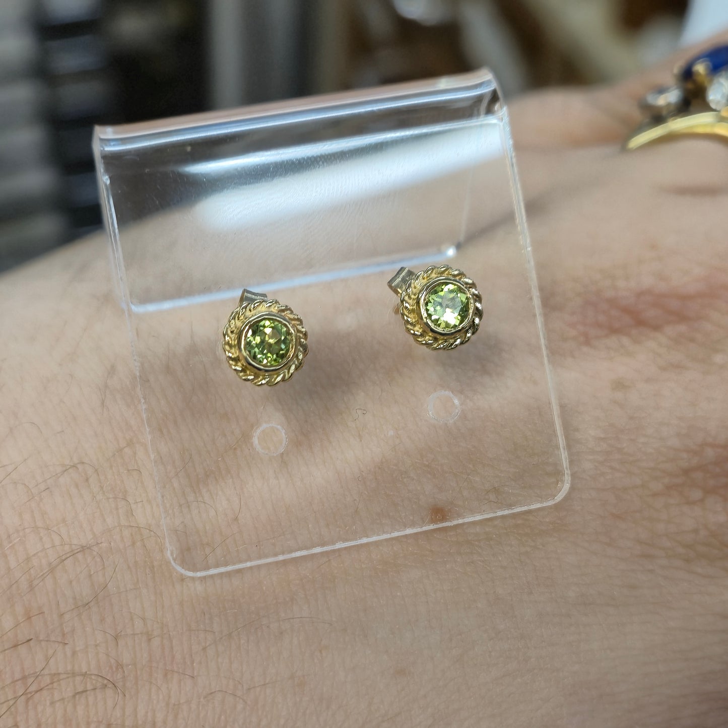 9ct Yellow Gold Traditional Peridot Solitaire Braided Border Stud Earrings