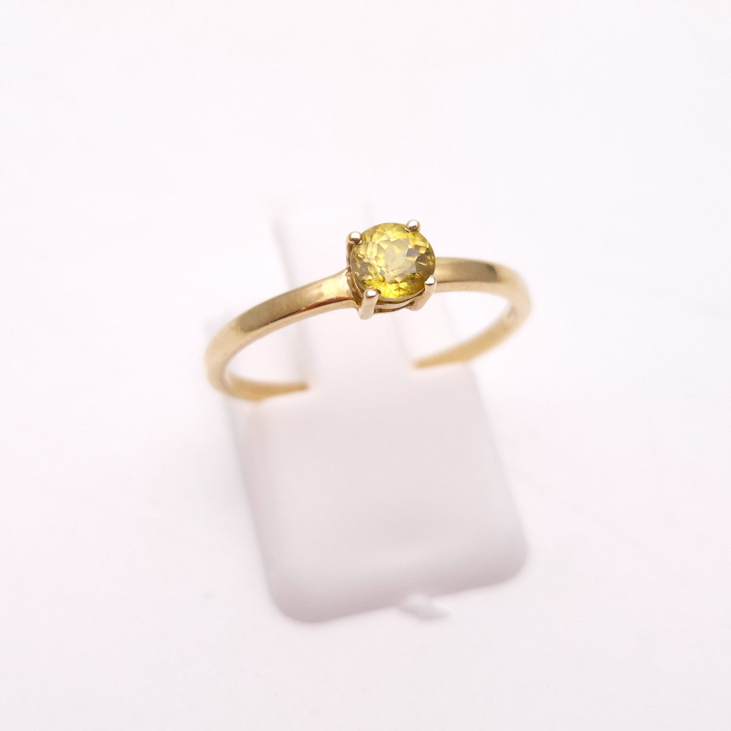 9ct Yellow Gold Round Green Stone Olivine Ring