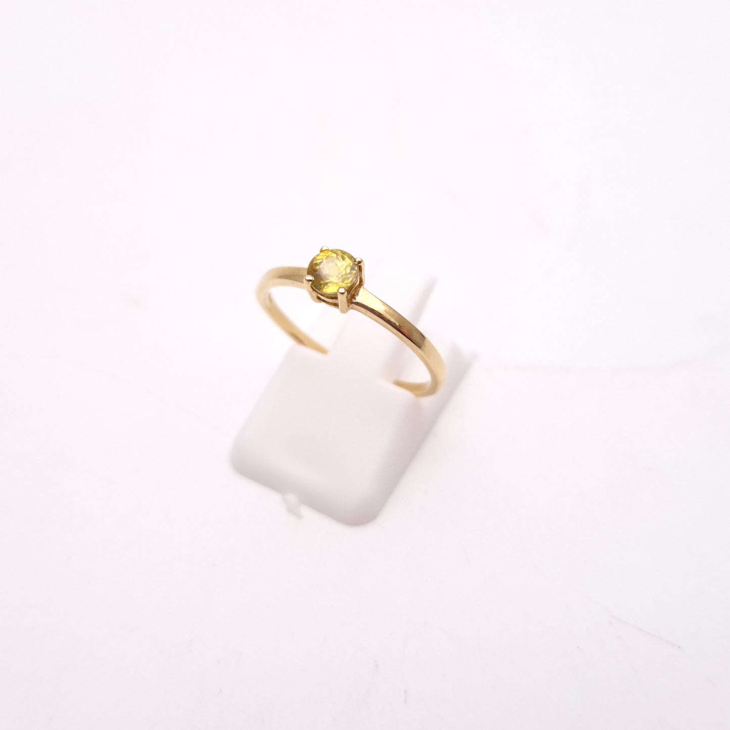9ct Yellow Gold Round Green Stone Olivine Ring