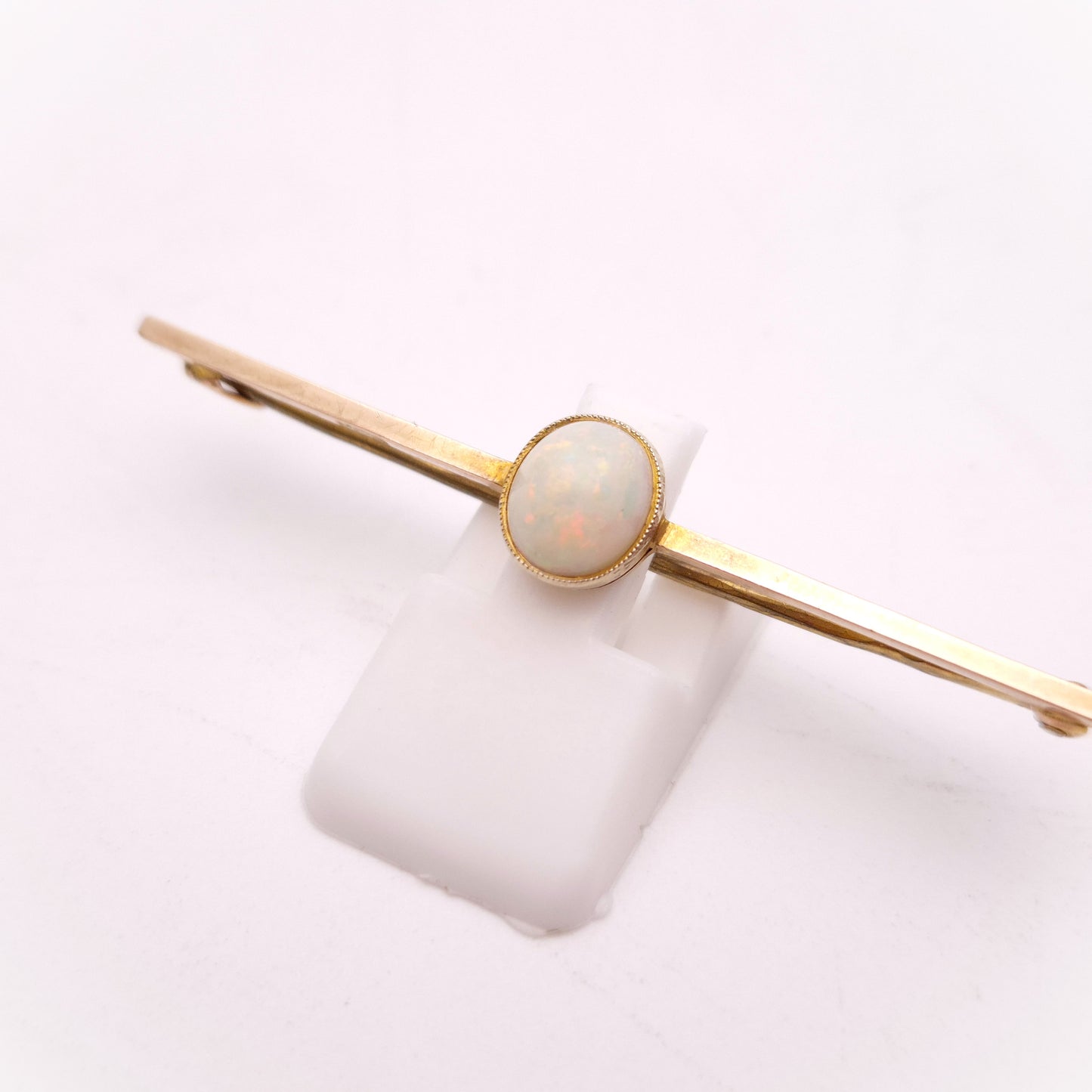 9ct Yellow Gold Cabochon Opal Solitaire Bar Brooch