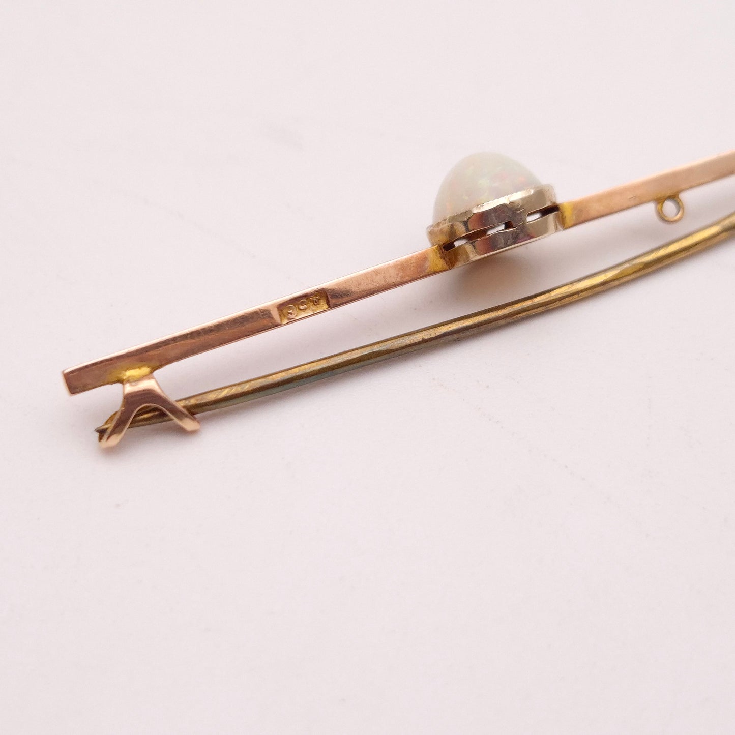 9ct Yellow Gold Cabochon Opal Solitaire Bar Brooch