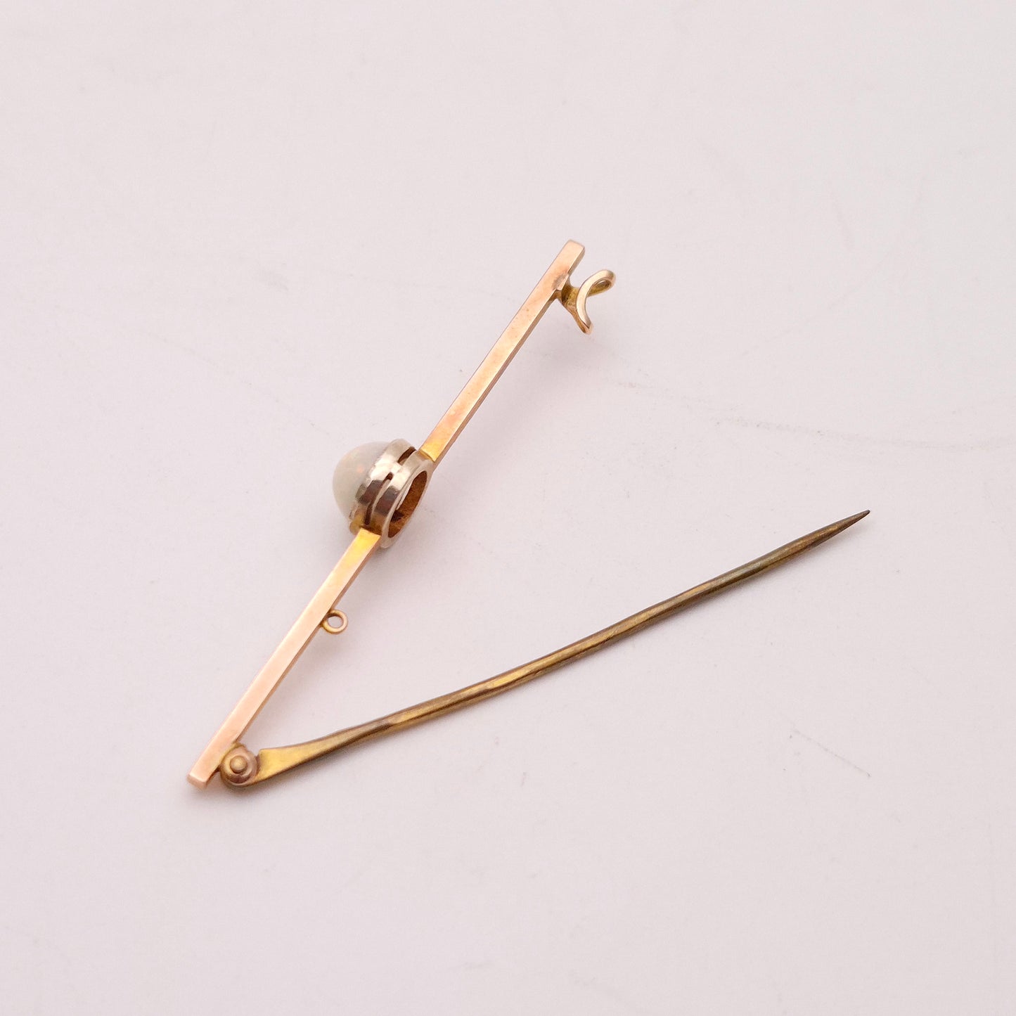 9ct Yellow Gold Cabochon Opal Solitaire Bar Brooch
