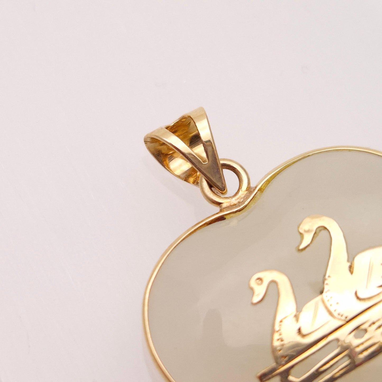 14ct Yellow Gold Pale Green Jade Double Swan Motif Pendant