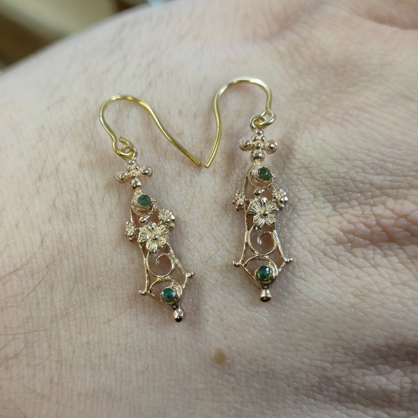 9ct Yellow gold Vintage Emerald Floral Cut out Drop Earrings