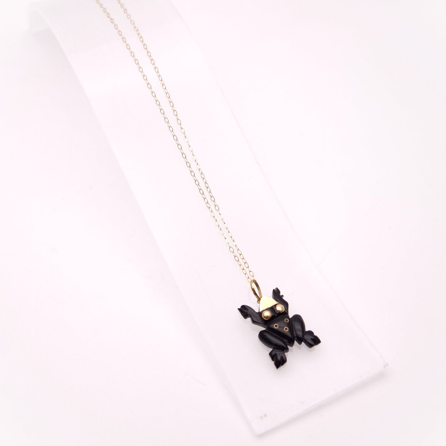 9ct Yellow Gold Vintage / Antique Carved Jet Frog Pendant and Chain Necklace