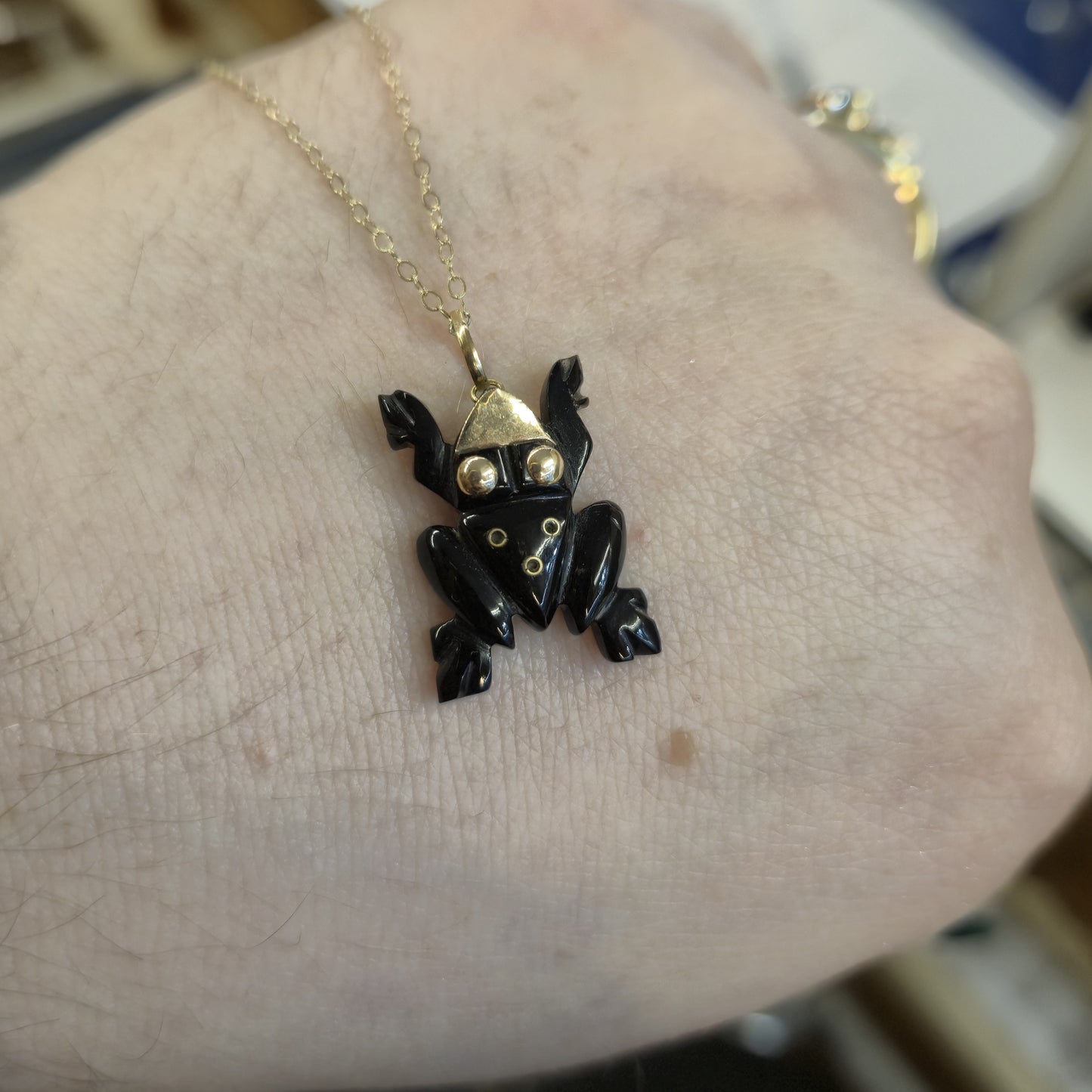 9ct Yellow Gold Vintage / Antique Carved Jet Frog Pendant and Chain Necklace