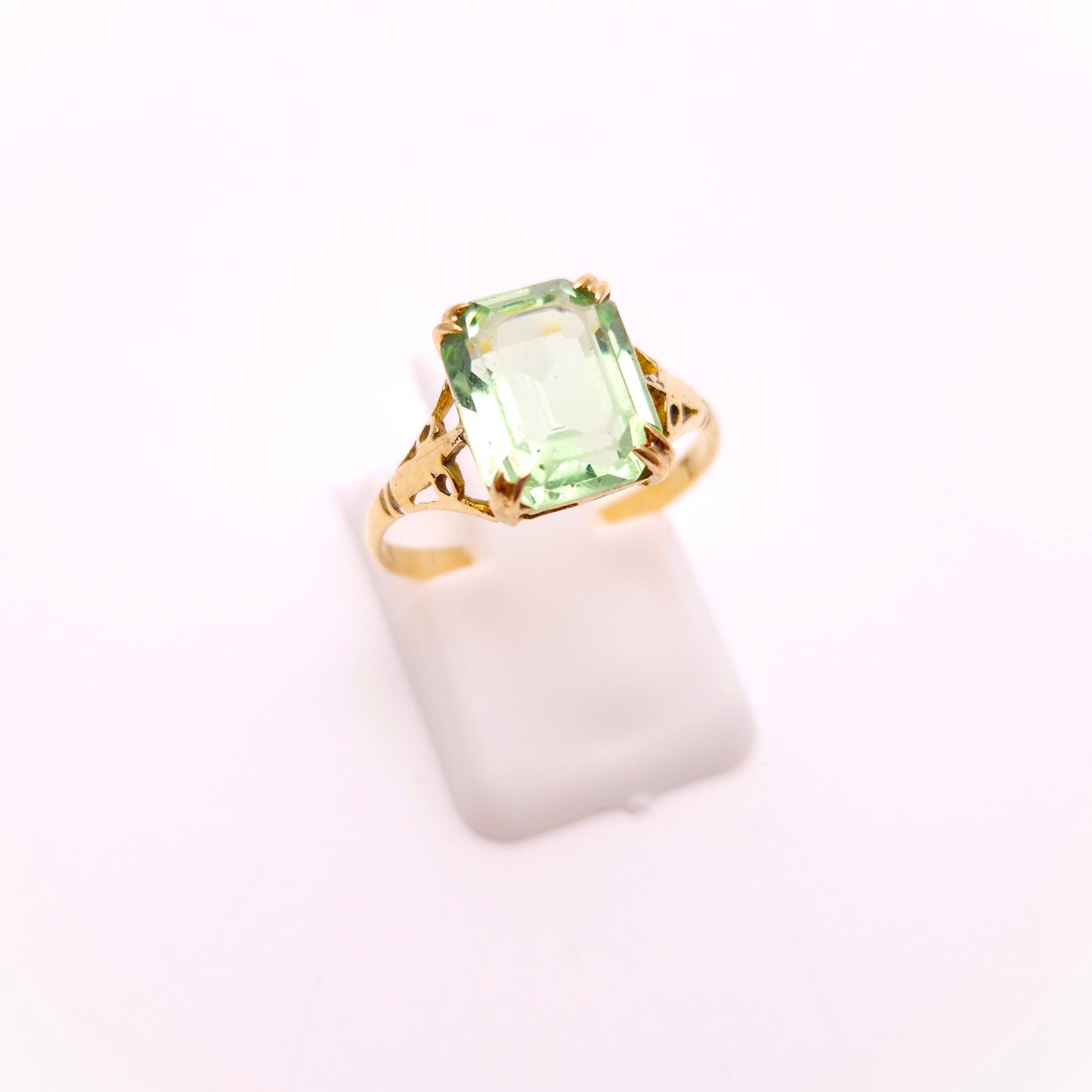 9ct Yellow Gold Vintage / Antique Pale Green Emerald Cut Paste Stone Ring