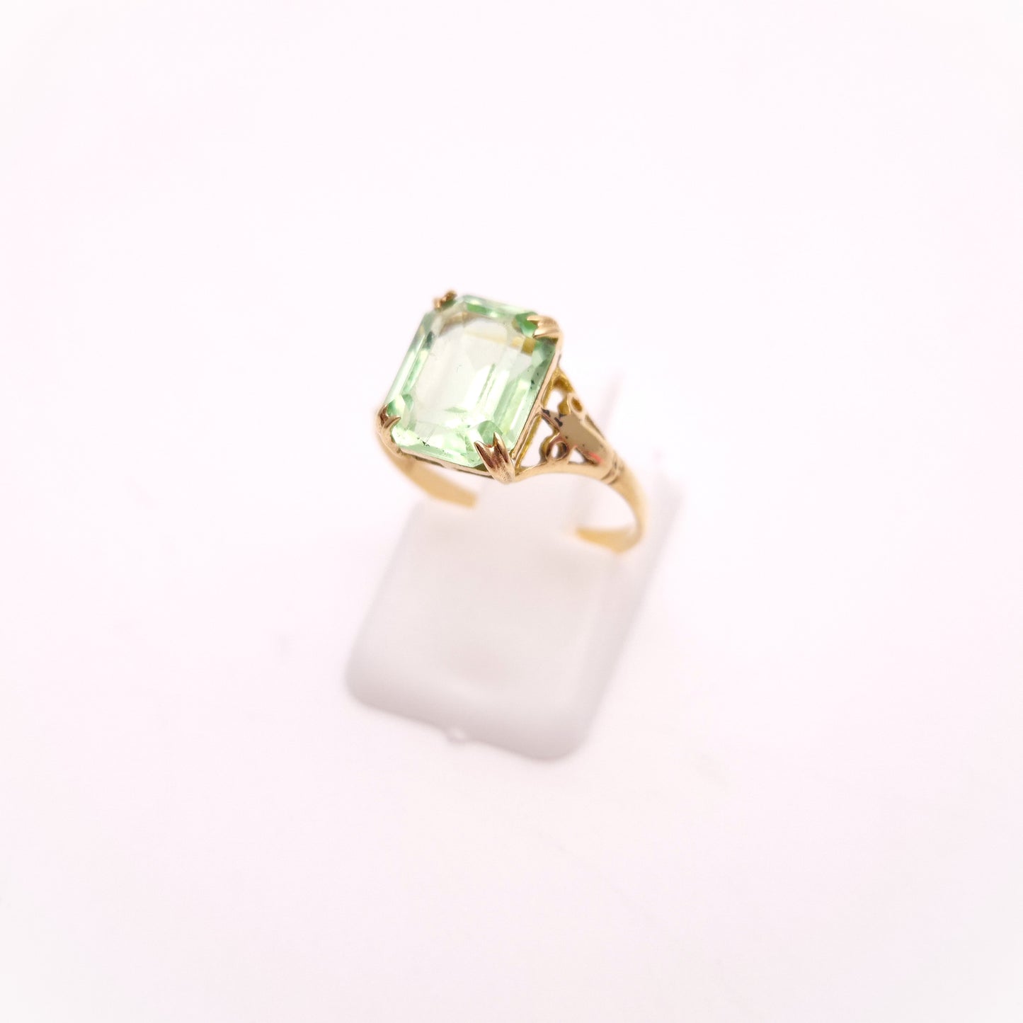 9ct Yellow Gold Vintage / Antique Pale Green Emerald Cut Paste Stone Ring