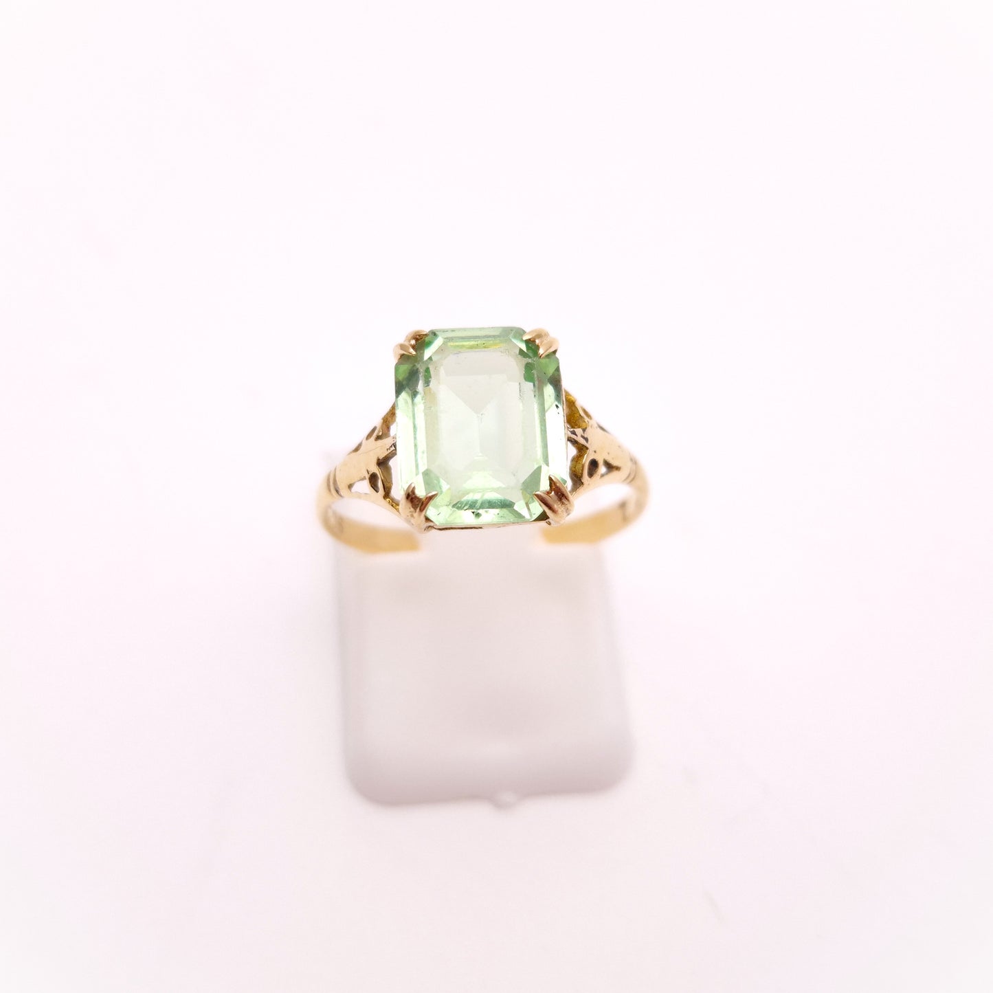 9ct Yellow Gold Vintage / Antique Pale Green Emerald Cut Paste Stone Ring