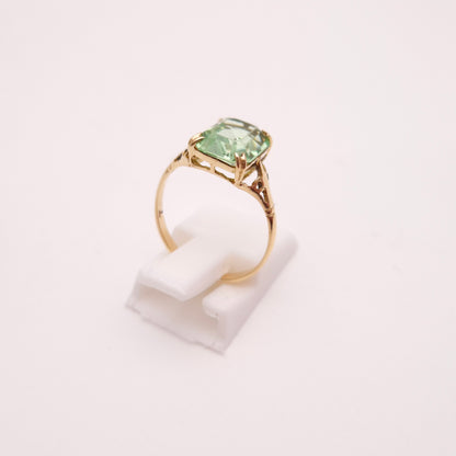 9ct Yellow Gold Vintage / Antique Pale Green Emerald Cut Paste Stone Ring