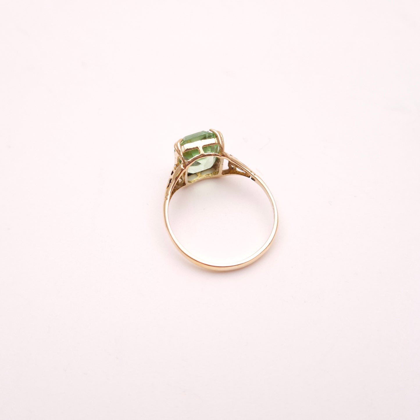 9ct Yellow Gold Vintage / Antique Pale Green Emerald Cut Paste Stone Ring