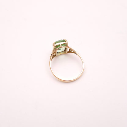9ct Yellow Gold Vintage / Antique Pale Green Emerald Cut Paste Stone Ring