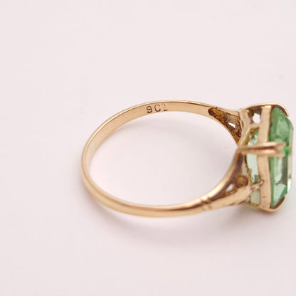 9ct Yellow Gold Vintage / Antique Pale Green Emerald Cut Paste Stone Ring