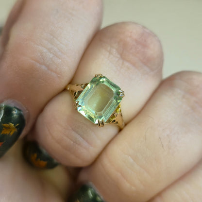 9ct Yellow Gold Vintage / Antique Pale Green Emerald Cut Paste Stone Ring