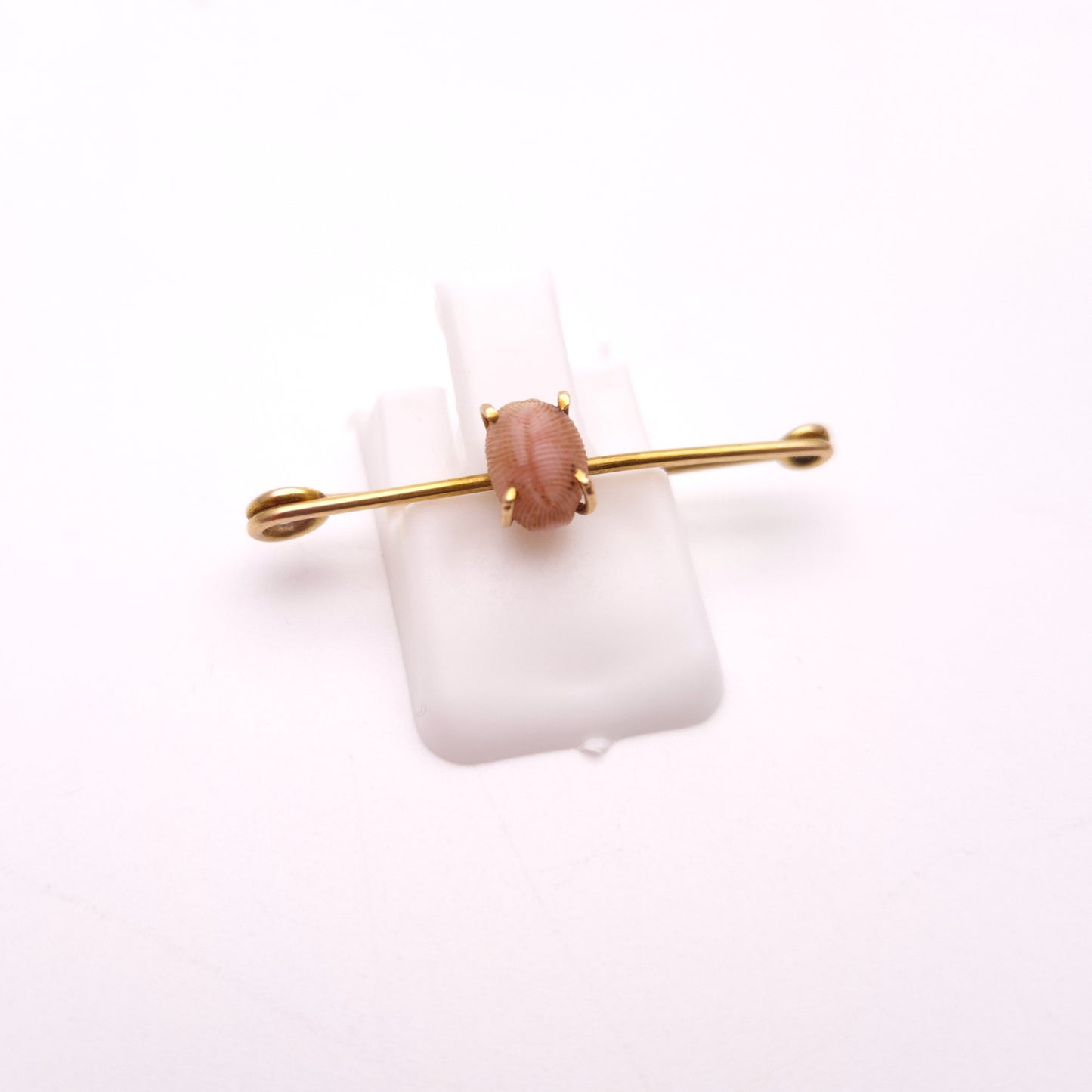 9ct Yellow Gold Small Peach / Coral Coloured Shell Brooch