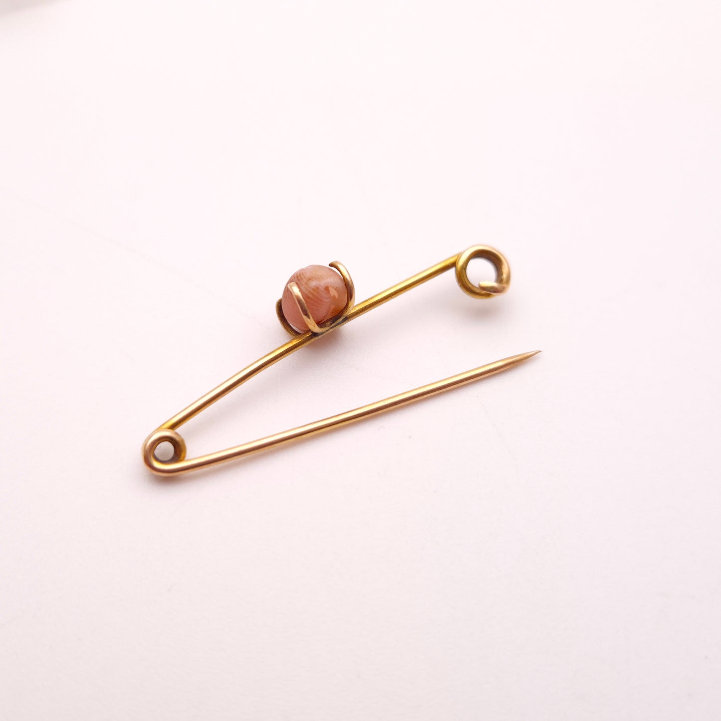 9ct Yellow Gold Small Peach / Coral Coloured Shell Brooch