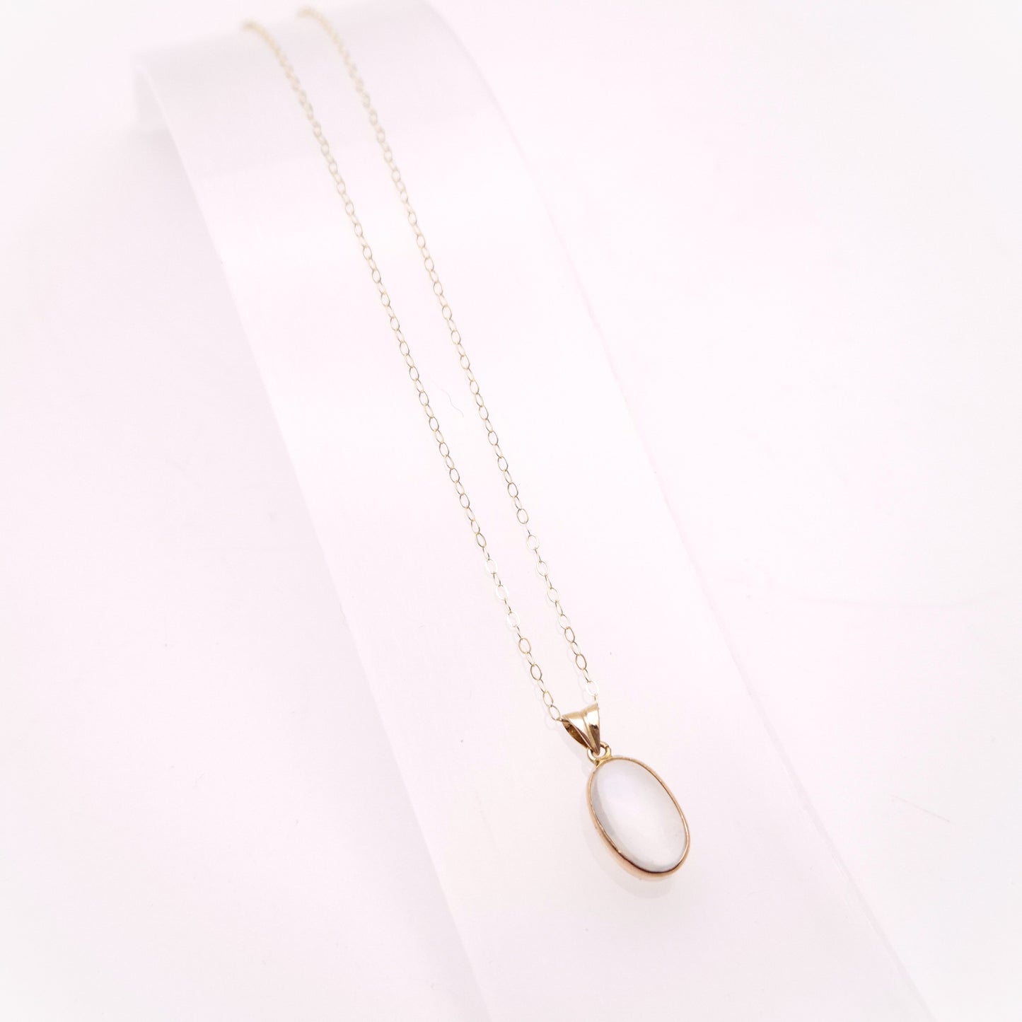 9ct Yellow Gold Vintage Oval Cabochon Moonstone Solitaire Pendant Necklace