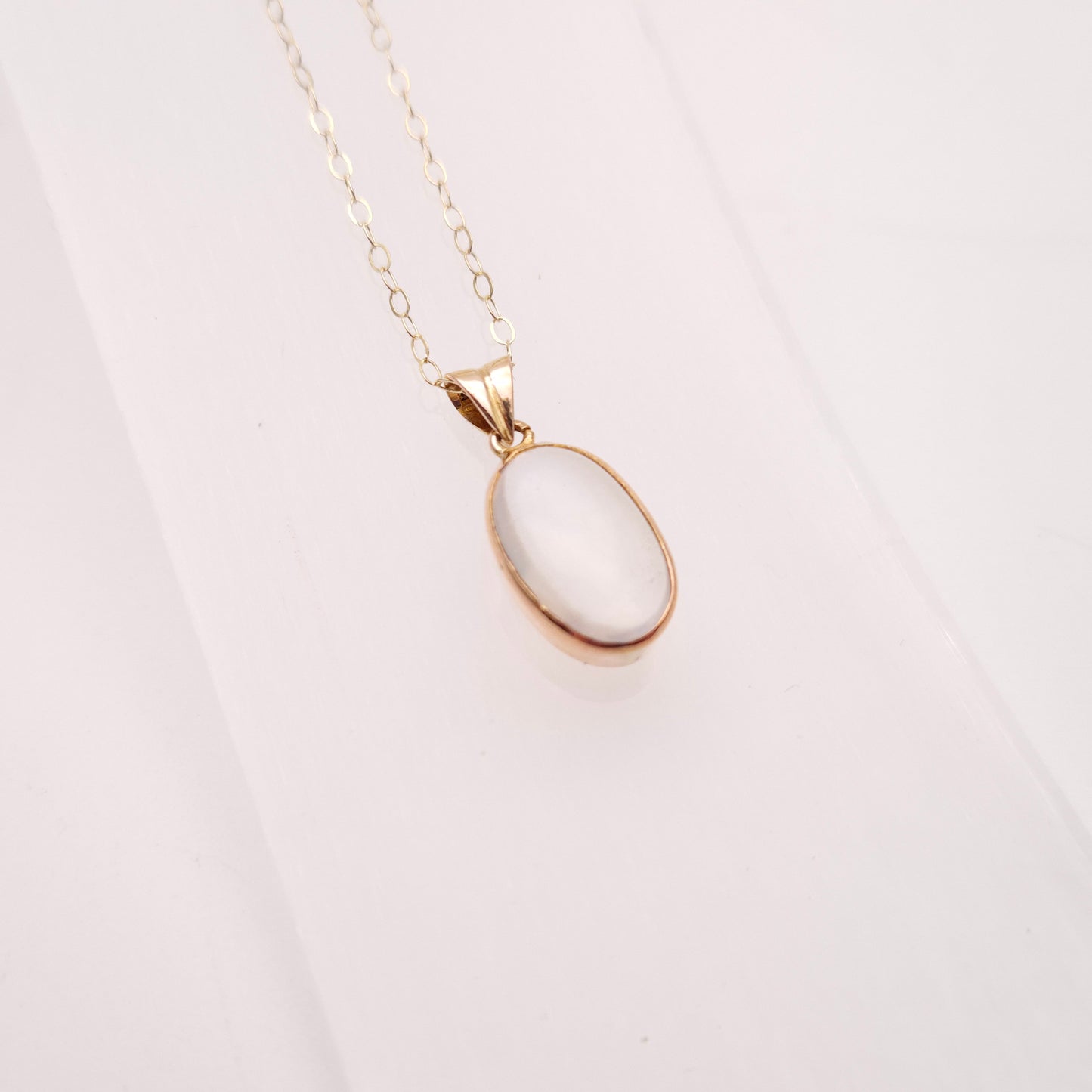 9ct Yellow Gold Vintage Oval Cabochon Moonstone Solitaire Pendant Necklace