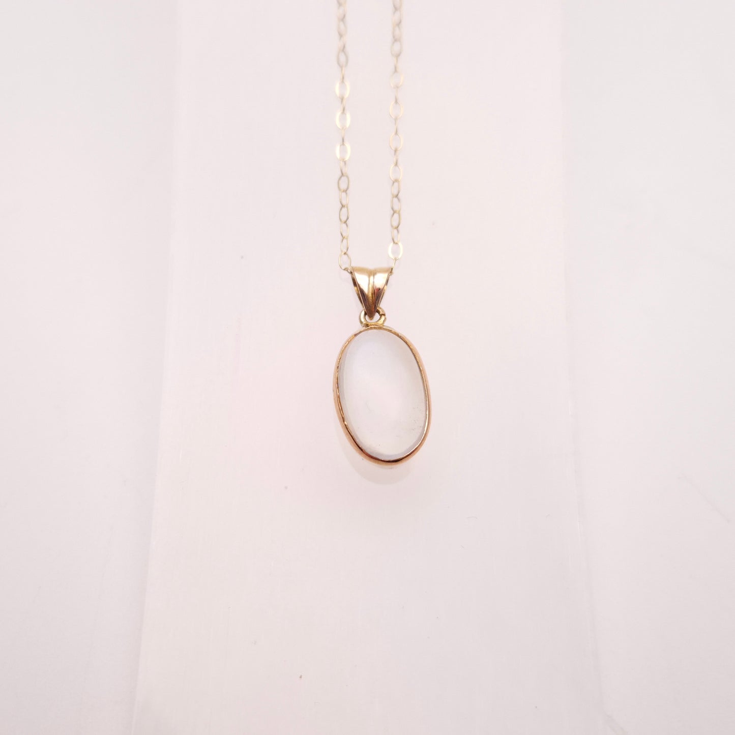 9ct Yellow Gold Vintage Oval Cabochon Moonstone Solitaire Pendant Necklace