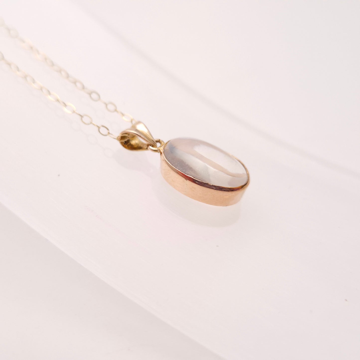 9ct Yellow Gold Vintage Oval Cabochon Moonstone Solitaire Pendant Necklace