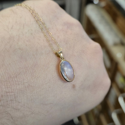 9ct Yellow Gold Vintage Oval Cabochon Moonstone Solitaire Pendant Necklace