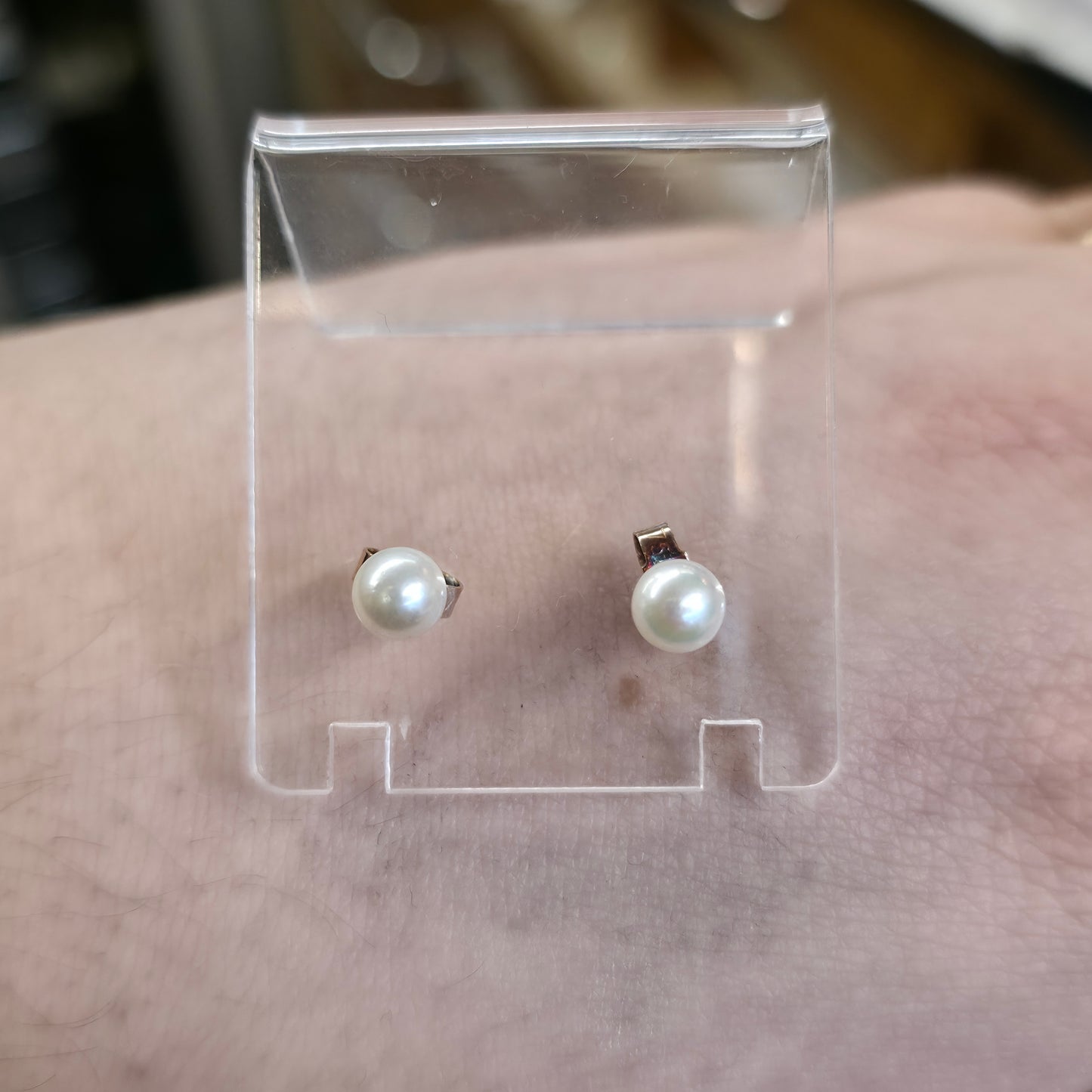 9ct Yellow Gold White 5mm Round Pearl Stud Earrings